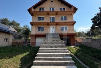 Casă cu 8 camere cu Teren 700 Mp în Șcheia