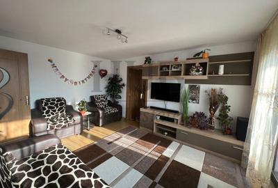 Apartament cu 2 camere semidecomandat, mobilat în Cornișa