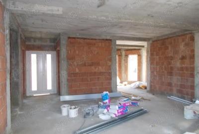 Casă cu 4 camere în Mehala