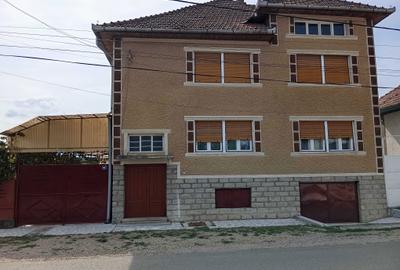 Casă cu 4 camere cu Teren 390 Mp în Central - 1