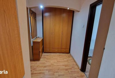 Apartament cu 3 camere decomandat în Craiovița Nouă