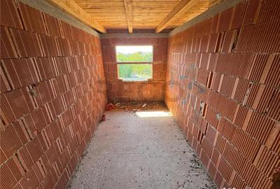 Casă cu 4 camere cu Teren 257 Mp în Livada de Bihor - 8