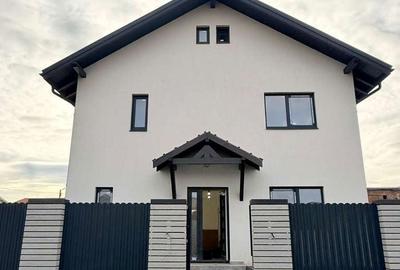 Casă cu 4 camere cu Teren 500 Mp în Noua