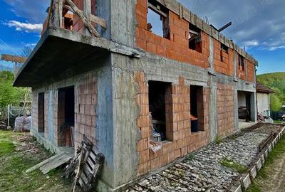 Casă cu 4 camere cu Teren 5000 Mp în Central - 5