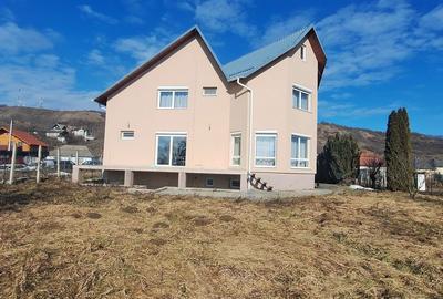 Casă cu 5 camere cu Teren 3100 Mp în Sud