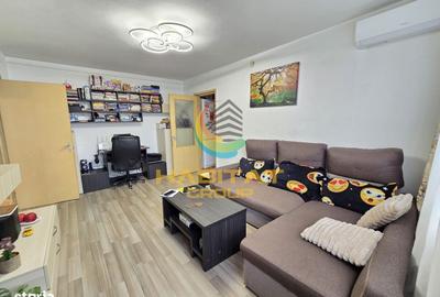 Apartament cu 3 camere semidecomandat în Berceni