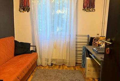 Apartament cu 3 camere semidecomandat în Alexandru Obregia