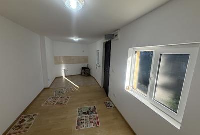2 corpuri de Casă renovate + teren 125 mp Campina - 12