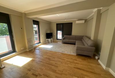 Apartament cu 3 camere semidecomandat în Cișmigiu