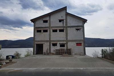 Casă cu 6 camere în Eșelnița - 1