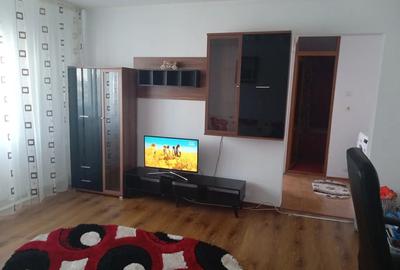 Apartament cu 3 camere semidecomandat în Mioveni
