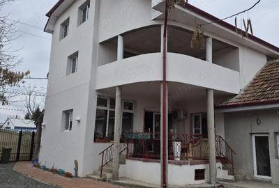 Casă cu 5 camere cu Teren 2850 Mp în Aradul Nou - 1