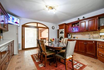 Casă individuală cu 6 camere cu Canalizare în CET - 12