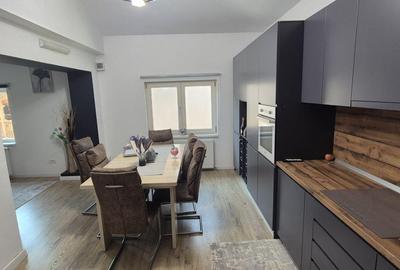 Casă cu 5 camere cu Teren 620 Mp în Central