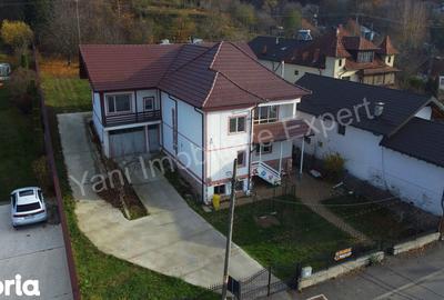 Casă cu 8 camere cu Teren 1500 Mp în Central - 1