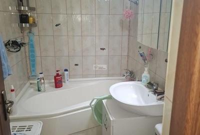 Apartament 3 camere,etaj 3/3,  renovat,65000 euro neg, Policlinica 2 - 7