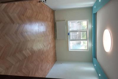 Apartament cu 3 camere semidecomandat în Obor