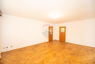 Casă cu 7 camere cu Teren 200 Mp în 23 August - 8