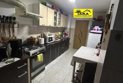 Apartament cu 3 camere decomandat în Traian
