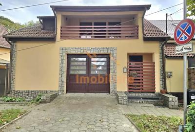 Casă cu 3 camere cu Garaj în Central