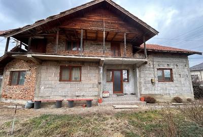 Casă cu 4 camere în Voinești - 4