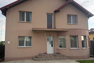 Casă cu 4 camere în Lazuri