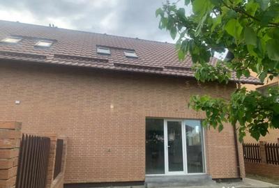 Casă cu 5 camere cu Teren 277 Mp în Malu Mare - 2