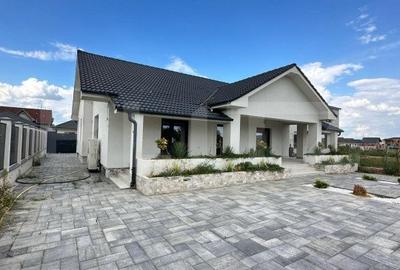 Casa cu 4 dormitoare, 4 bai si 2 bucatarii, terasa si beci  de vanzare in Oradea - 4