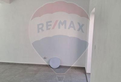 Spațiu comercial, de 42 mp, în Central - 4