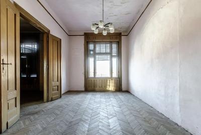 Apartament cu 4 camere semidecomandat în Central