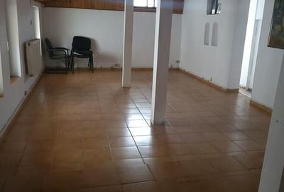 Casa tip vila mansardata, centrala si curte proprie, loc de parcare, 8min metrou - 5