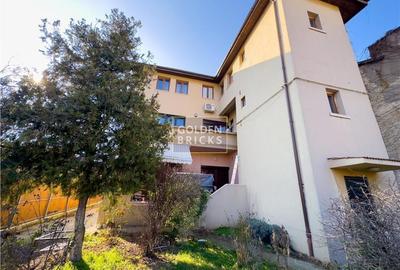Casă individuală cu 12 camere în P-ța Alba Iulia
