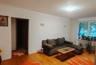 Apartament 4 camere, 2 bai. Blocul este din 1986 parter strada Soldat Croitoru V - 27