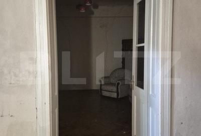 Casa, zona centrala, curte comuna - 6