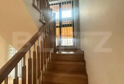 Casă cu 5 camere cu Teren 1600 Mp în Central - 2