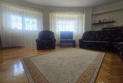 Apartament cu 4 camere decomandat în Școlilor