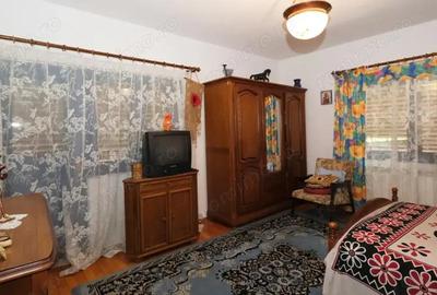 Vanzaere casa superba si 4000 mp teren la munte in Cheia Prahova cu parau care trece prin gradina - 16