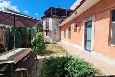 Apartament cu 2 camere semidecomandat, mobilat în Central