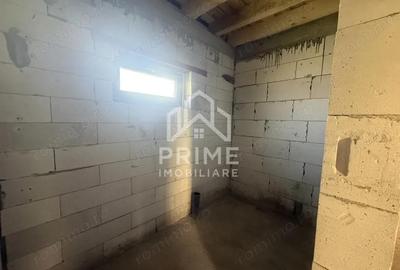 Casă cu Teren 433 Mp în Teiu - 2