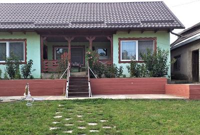 Casa, teren ?i anexe. In Boto?ani, Un?eni, Burle?ti