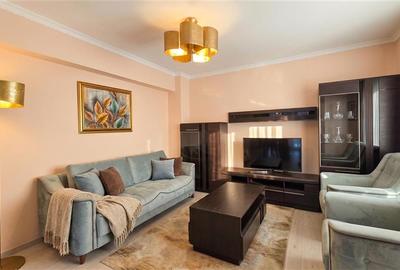 Apartament cu 3 camere semidecomandat, mobilat în Central
