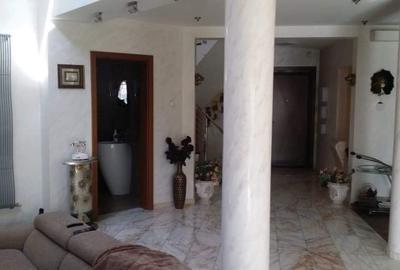 VILĂ DEOSEBITĂ PE MALUL LACULUI – MOGOȘOAIA | 1000 MP CURTE | PONTON 3 - 5