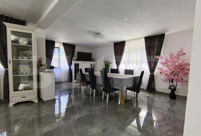 Casă cu 4 camere cu Teren 500 Mp în Central - 2