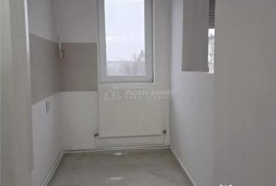 Apartament cu 3 camere semidecomandat în Micro 9