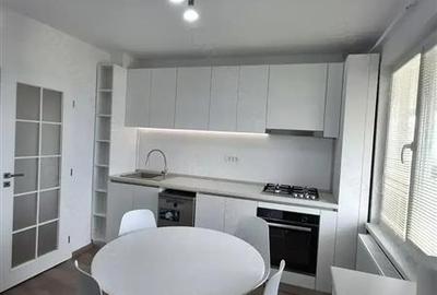 Apartament cu 3 camere semidecomandat, mobilat în Central