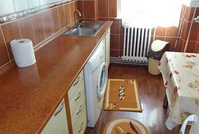 Inchiriez apartament 2 camere in Deva, zona Piata Centrala, decomandat, suprafata utila 48 mp + balc