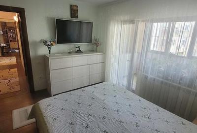 Apartament cu 3 camere decomandat în CET - 10