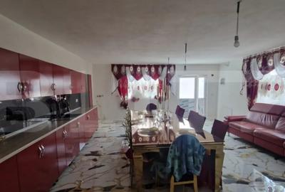 Casă cu 5 camere cu Canalizare în Central - 2