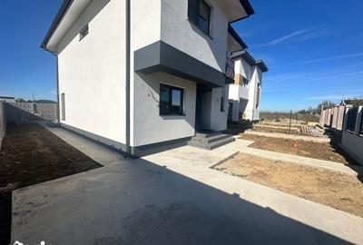 Casă cu 4 camere cu Canalizare în Central - 12