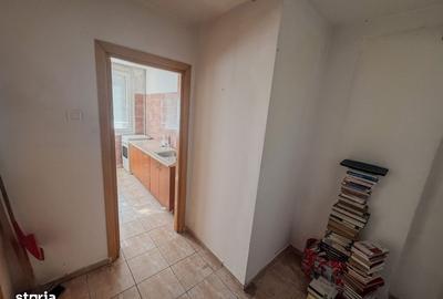 Apartament cu 2 camere semidecomandat în Tei